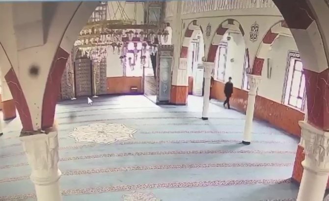 Beylikdüzü’nde Camiden Mikrofon Çalan Hırsızlar Kamerada