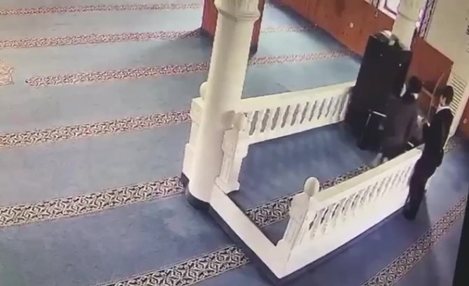 Beylikdüzü’nde Camiden Mikrofon Çalan Hırsızlar Kamerada