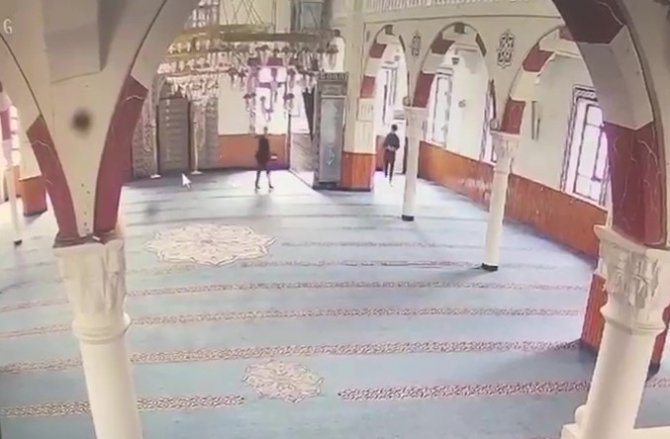 Beylikdüzü’nde Camiden Mikrofon Çalan Hırsızlar Kamerada
