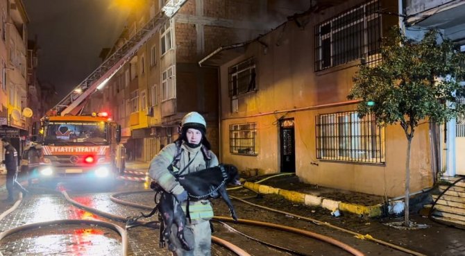 Beyoğlu’nda Alev Alev Yanan Binadan Köpeği Kucağında Çıkardı