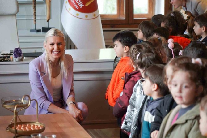 Kreş Öğrencileri Başkan Subaşı’nın 8 Mart Dünya Kadınlar Günü’nü Kutladı