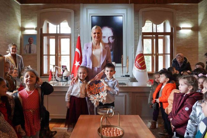 Kreş Öğrencileri Başkan Subaşı’nın 8 Mart Dünya Kadınlar Günü’nü Kutladı