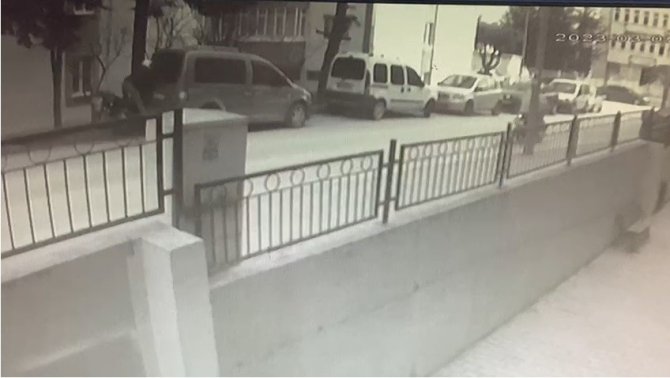 Bilecik’te Park Halindeki Aracın Arka Camına Ok Gibi Saplanan Motosiklet Sürücüsü Yaralandı