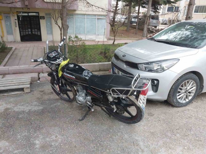 Bilecik’te Park Halindeki Aracın Arka Camına Ok Gibi Saplanan Motosiklet Sürücüsü Yaralandı