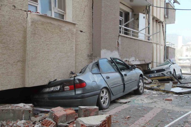 Hatay’da 5 Otomobil, 50 Kişiyi Kurtardı