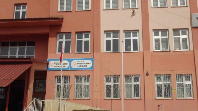 Ahlat’ta Bir Okul Deprem Tedbirleri Çerçevesinde Boşaltıldı