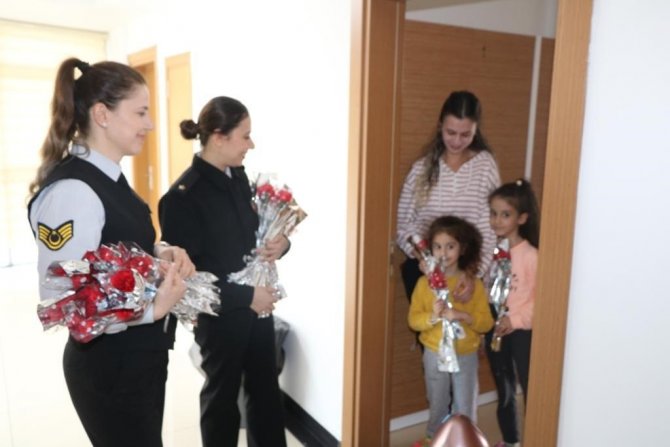 Jandarma Ekipleri Depremzede Kadınların Kadınlar Günü’nü Kutlandı
