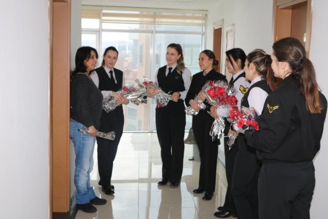 Jandarma Ekipleri Depremzede Kadınların Kadınlar Günü’nü Kutlandı