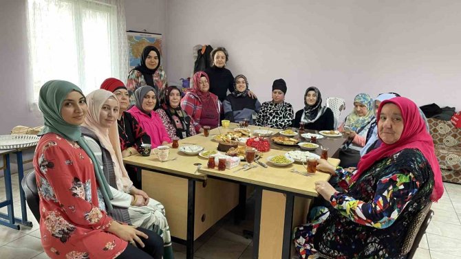 Kursiyerleri İçin 8 Mart’ta Pasta Kesti