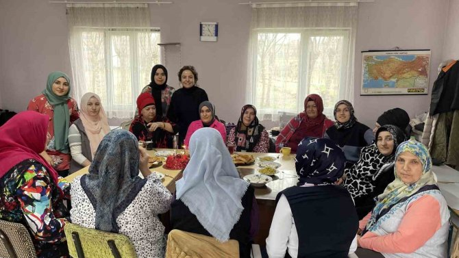 Kursiyerleri İçin 8 Mart’ta Pasta Kesti