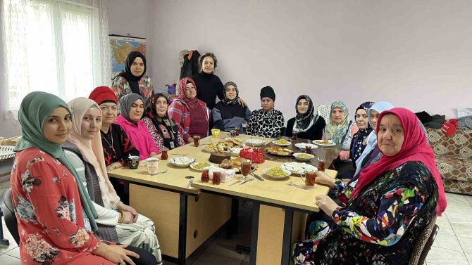 Kursiyerleri İçin 8 Mart’ta Pasta Kesti