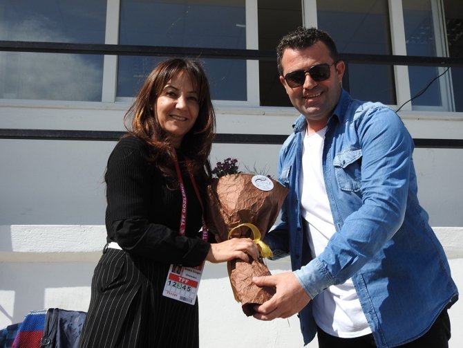 Çeşme Belediyespor’dan Sahada Görevli Kadınlara Çiçek