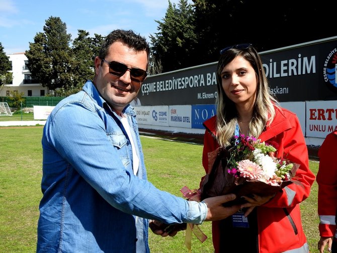 Çeşme Belediyespor’dan Sahada Görevli Kadınlara Çiçek