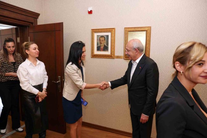 Chp Genel Başkanı Kılıçdaroğlu, Genel Merkez Kadın Personeli İle Bir Araya Geldi