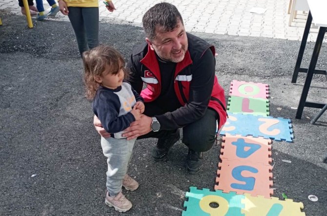 Kırmızı Yelekliler Depremzedelerin Yanında