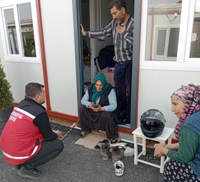 Kırmızı Yelekliler Depremzedelerin Yanında