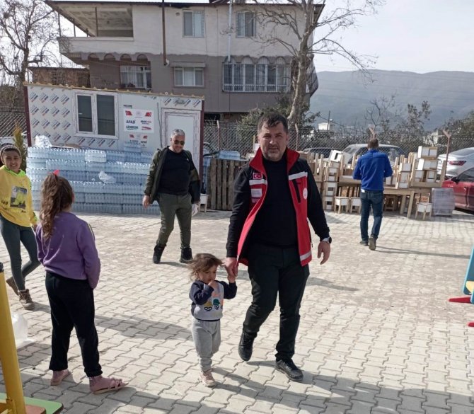 Kırmızı Yelekliler Depremzedelerin Yanında