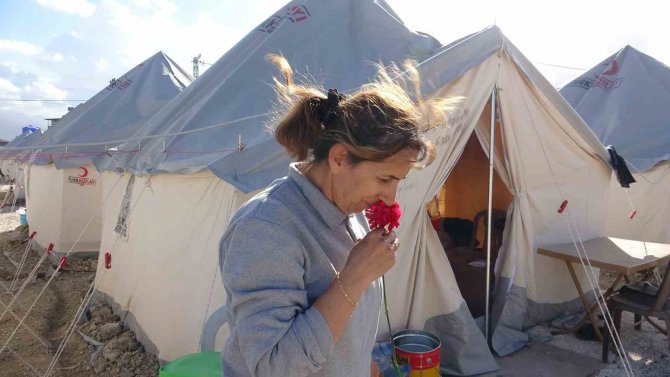 8 Mart Sürprizi Çadır Kentteki Kadınların Yüzünü Güldürdü