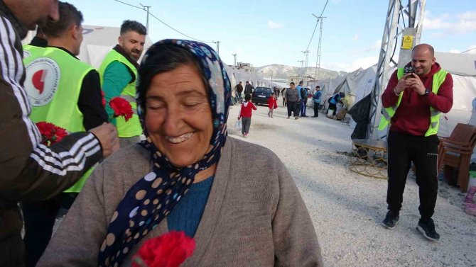 8 Mart Sürprizi Çadır Kentteki Kadınların Yüzünü Güldürdü