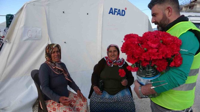 8 Mart Sürprizi Çadır Kentteki Kadınların Yüzünü Güldürdü