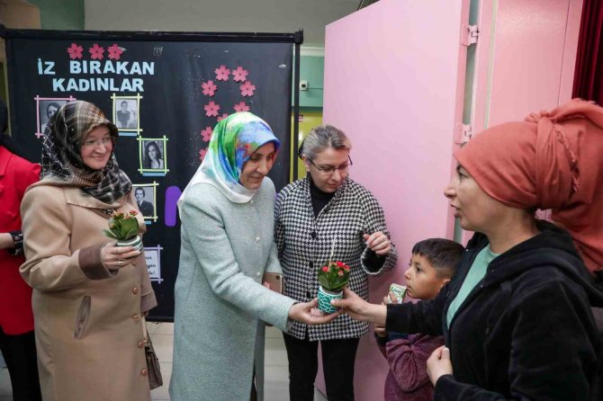 Kütahya’da Depremzede Kadınlara Yönelik Konferans