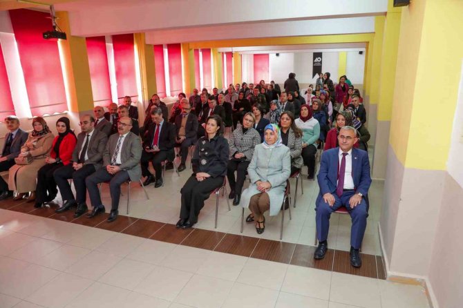 Kütahya’da Depremzede Kadınlara Yönelik Konferans