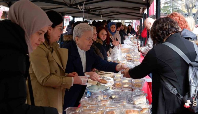 Depremzedeler Yararına Yardım Kampanyası Düzenlendi, Vatandaşlar Akın Etti