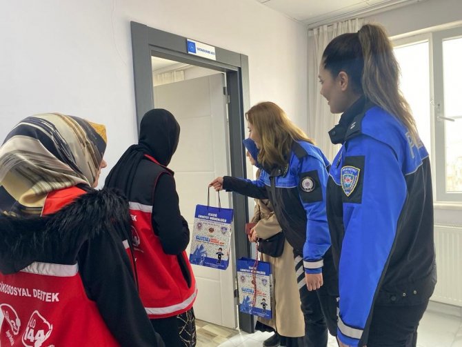 Elazığ Polisi Depremzede Kadınların Gününü Kutladı