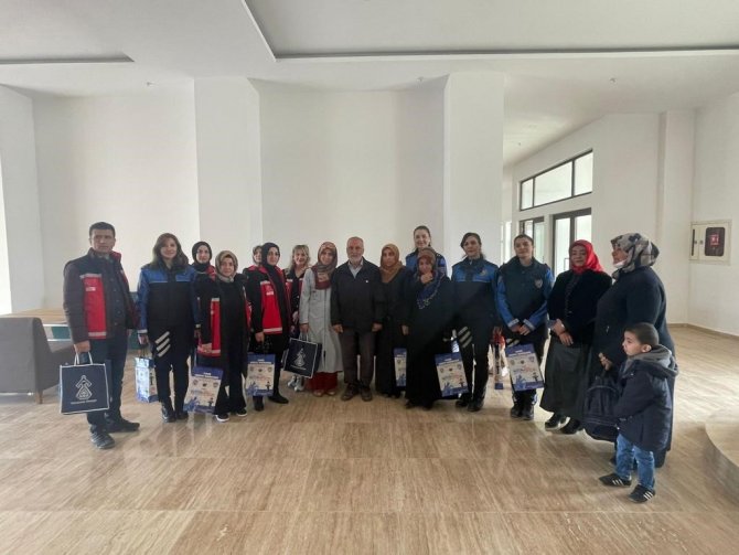 Elazığ Polisi Depremzede Kadınların Gününü Kutladı