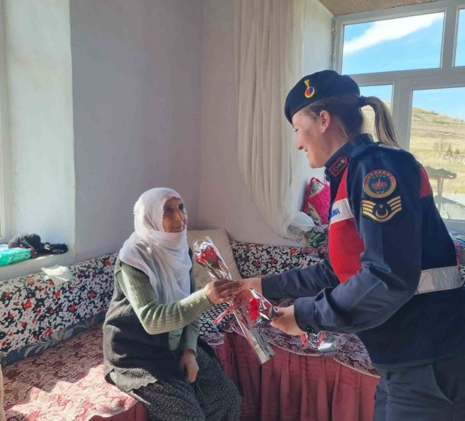 Jandarma Ekipleri Depremzede Kadınları Unutmadı