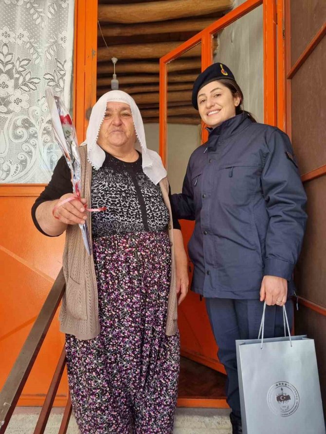 Jandarma Ekipleri Depremzede Kadınları Unutmadı