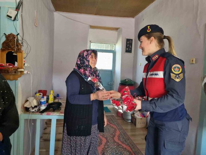 Jandarma Ekipleri Depremzede Kadınları Unutmadı