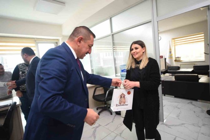 Başkan Vidinlioğlu, Çalışan Kadın Personellerin Dünya Kadınlar Günü’nü Kutladı