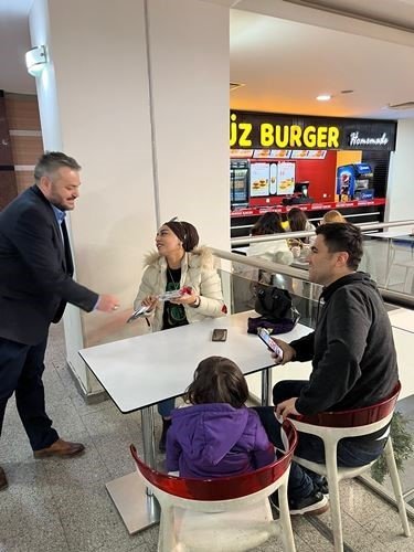 Kadın Ziyaretçilere Kırmızı Karanfil Dağıtıldı