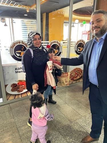 Kadın Ziyaretçilere Kırmızı Karanfil Dağıtıldı