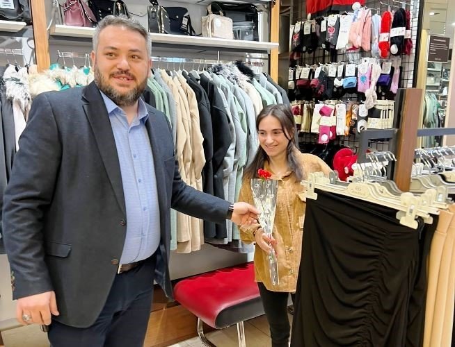 Kadın Ziyaretçilere Kırmızı Karanfil Dağıtıldı