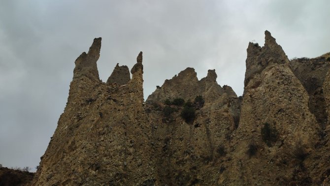 Uzundere’deki Peri Bacaları Kapadokya’yı Hatırlatıyor