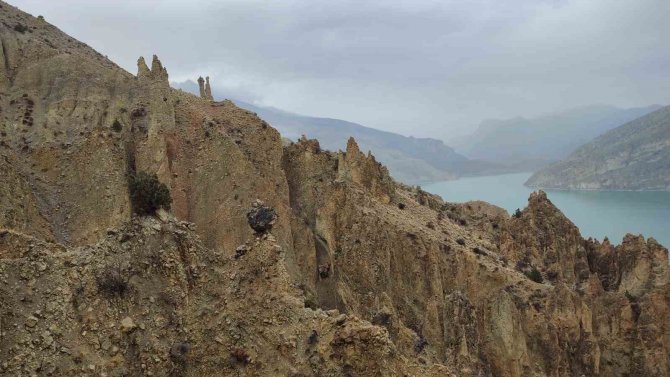 Uzundere’deki Peri Bacaları Kapadokya’yı Hatırlatıyor
