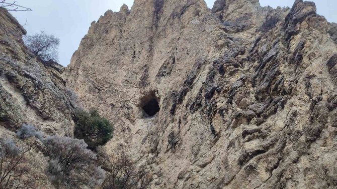 Uzundere’deki Peri Bacaları Kapadokya’yı Hatırlatıyor