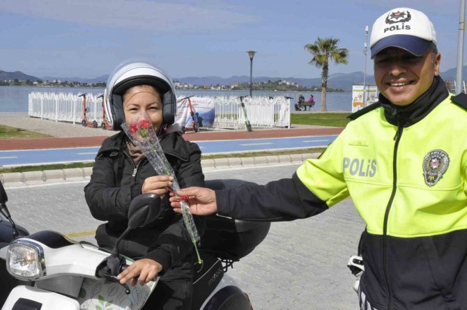 Fethiye’de Polis Ekipleri Kadınların Gününü Kutladı