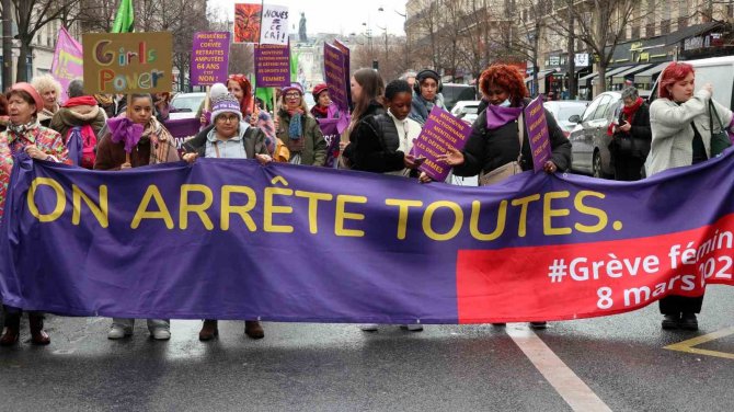 Paris’te Binlerce Kişi Dünya Kadınlar Günü’nde Cinsiyet Ayrımcılığını Protesto Etti