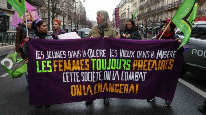 Paris’te Binlerce Kişi Dünya Kadınlar Günü’nde Cinsiyet Ayrımcılığını Protesto Etti