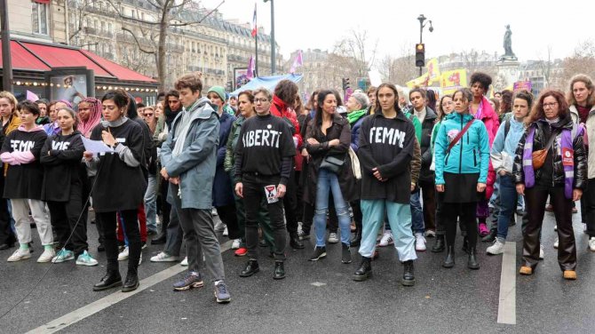 Paris’te Binlerce Kişi Dünya Kadınlar Günü’nde Cinsiyet Ayrımcılığını Protesto Etti