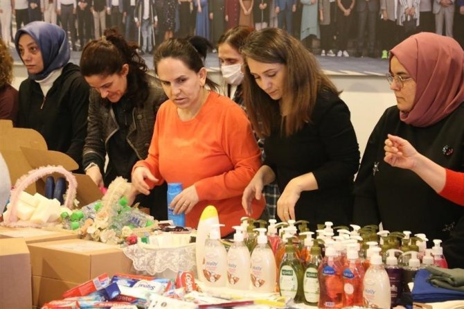 Gaziosmanpaşa Belediyesi Depremzede Kadınlara 8 Mart’ta Hijyen Seti Ulaştırdı
