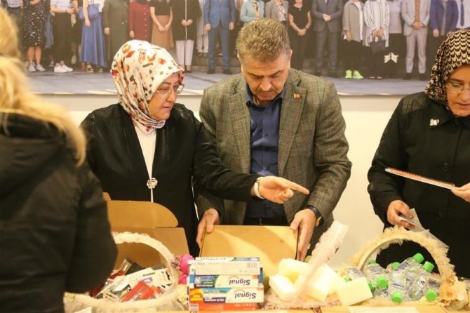 Gaziosmanpaşa Belediyesi Depremzede Kadınlara 8 Mart’ta Hijyen Seti Ulaştırdı