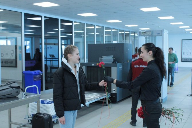 Gazipaşa’da Kadın Yolcular Çiçeklerle Karşılandı