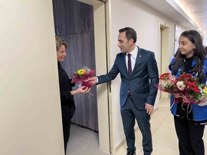 Kyk Yurdunda Kalan Depremzede Kadınların Günü Kutlandı