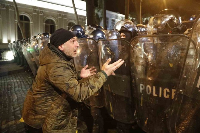 Gürcistan’da Parlamento Önündeki Protestoda 66 Gözaltı