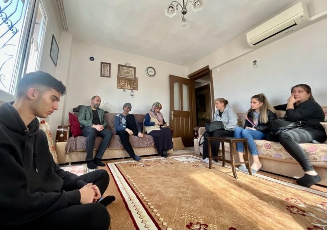 Hak-i̇ş İ̇zmir Yönetimi Depremzede Aileleri Ziyaret Etti