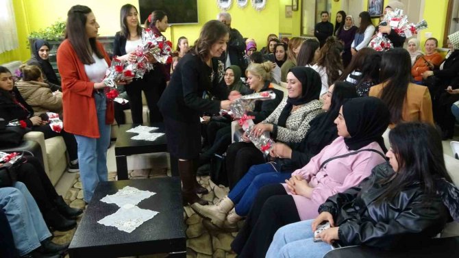 Yüksekovalılar Dünya Kadınlar Günü’nü Depremzedelere Adadılar